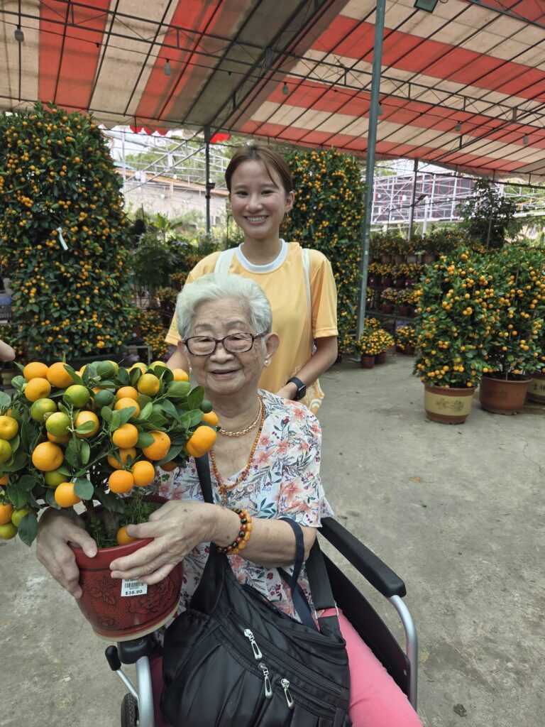Mdm Yeo with our volunteer at the florist.